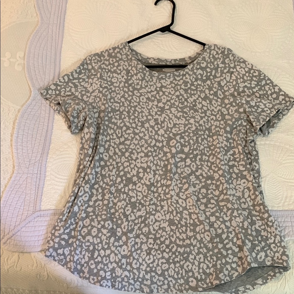 Old Navy Gray and Cream Leopard Print Women's Tee
